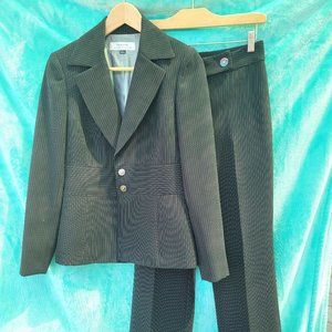 Tahari Arthus S. Levine women's black pin striped suit size 4 regular